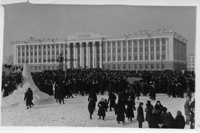 Народные гуляния на площади Советов.
