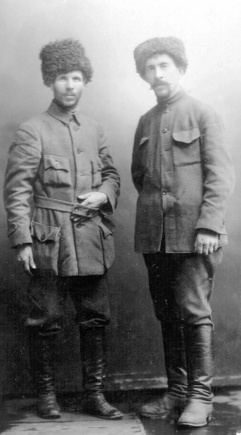 Двое из цареубийц (слева напра- во): Н. Жужгов и В. Иванченко.