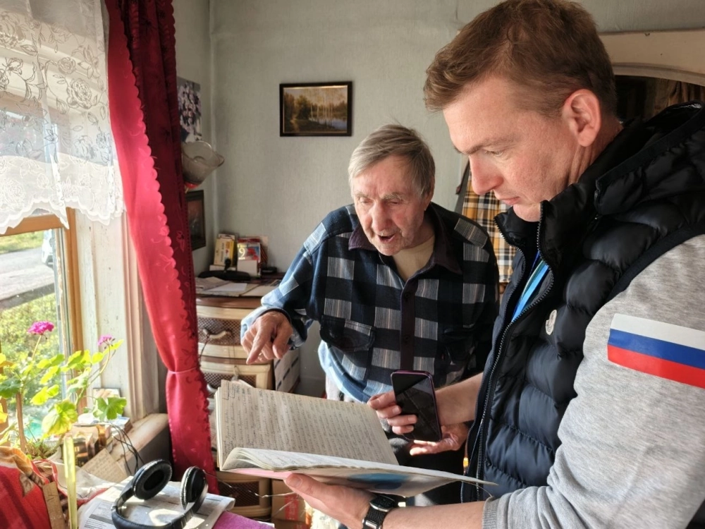 Леонид Глухов рассказывает Василию о своих родственниках, живших много лет назад.