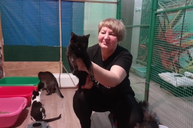 Волонтер Людмила с Феликсом в  руках.