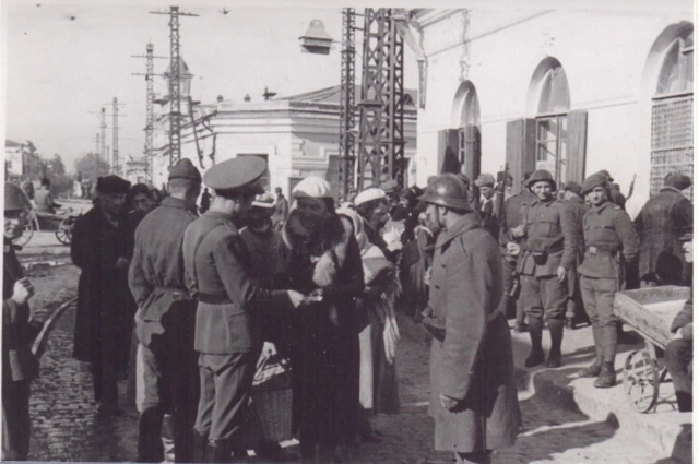 Румынский патруль на рынке в Симферополе.