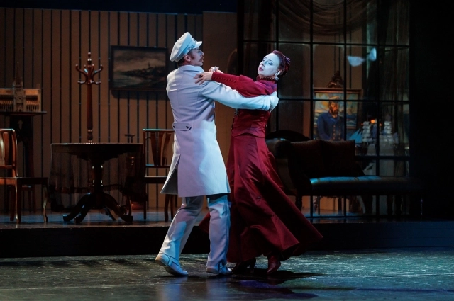 Привидение - капитан Алвинг с каждым па все больше приближается к героине, не оставляя ей пространства для маневра, заставляя стать с ним в пару.