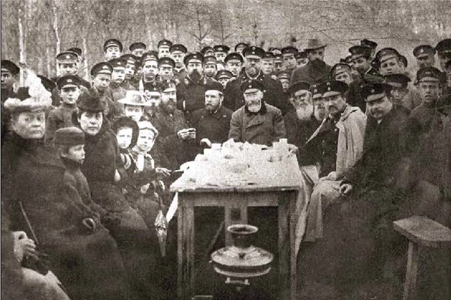 Чаепитие после посадки деревьев в парке. 1901 г.