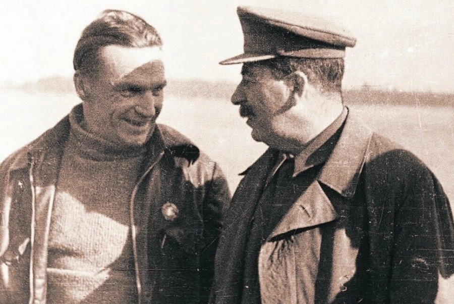 Валерий Чкалов и Иосиф Сталин.