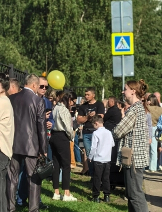 Родители остались за забором.