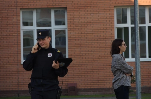 На территории школы была охрана, рядом перекрывали дорогу.