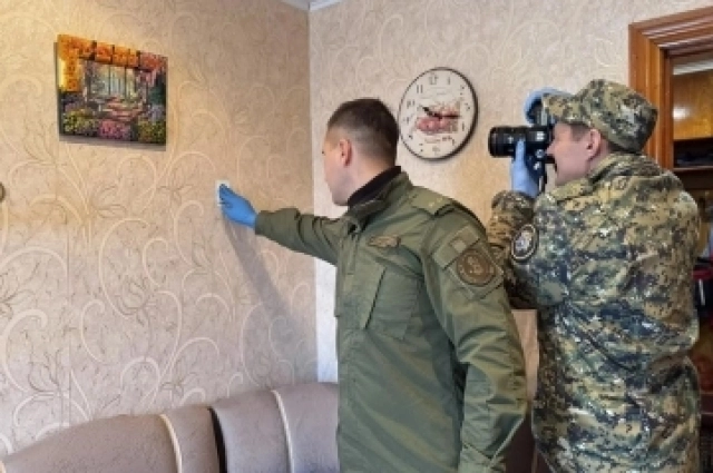 На месте преступления работают следователи.