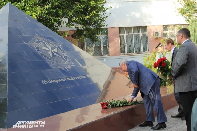 В день шахтера на Мемориал шахтерской славы в г. Шахты возложили цветы в знак уважения к труду горняков.