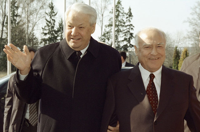 Первый президент России Борис Ельцин и Чрезвычайный и Полномочный Посол России на Украине Виктор Черномырдин. 2003 год