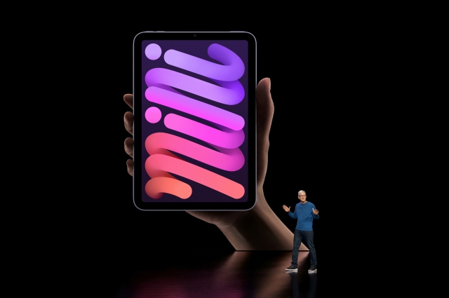 Генеральный директор Apple Тим Кук представляет новый iPad mini во время специального мероприятия в Apple Park в Купертино, Калифорния, трансляция 14 сентября 2021 года. 