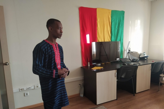 В комнате общежития у Ибрахима на видном месте висит флаг его родины.
