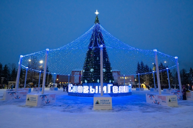 Главную елку Междуреченска украшает иллюминация в виде шатра - подарок от Новой Горной УК.
