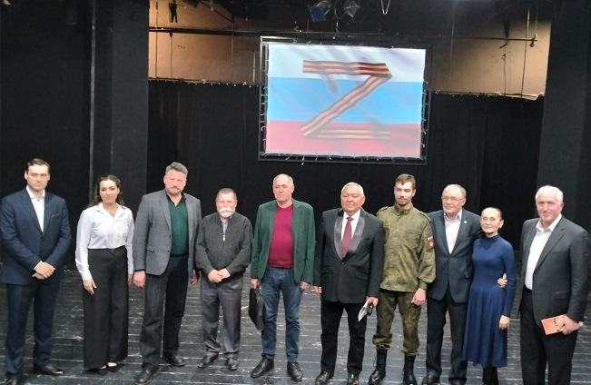 В Екатеринбурге показали спектакль «Время Z» в поддержку СВО