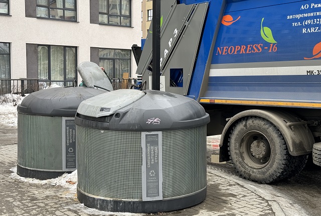 В Екатеринбурге на линию вышел новый мусоровоз российского производства