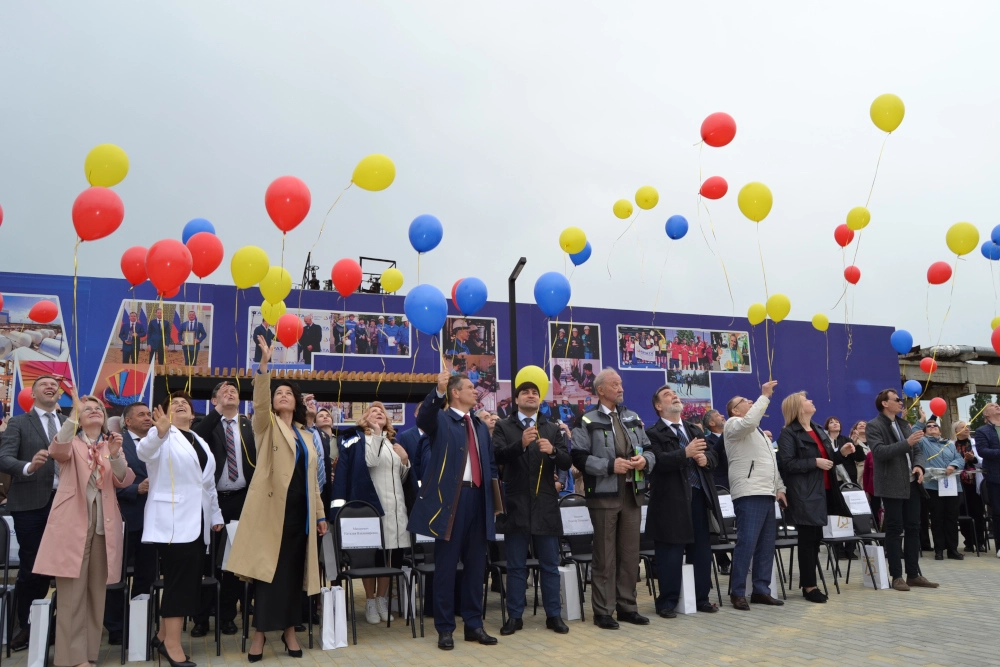 Работники разных поколений «Пигмента» выпускают воздушные шарики в честь 75-летия предприятия.