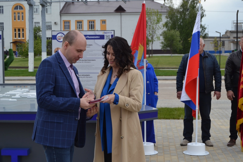 Заместитель главы Тамбовской области Оксана Леонгард вручает награды передовикам.