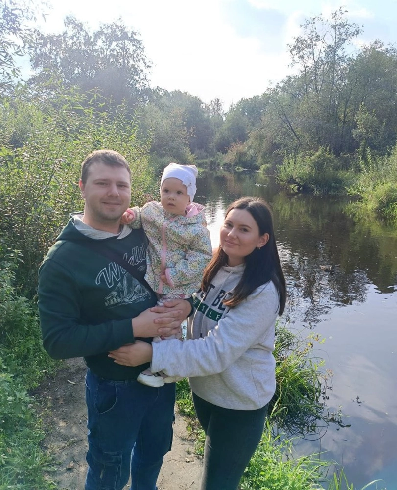 В семье Фёдора подрастает дочь, жена - красавица.