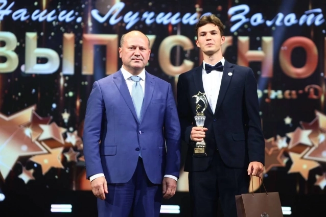 Александр Скрябин награждает отличившегося выпускника.