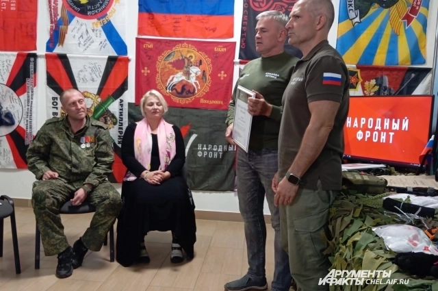 Александр смущался, сидя перед челябинскими журналистами и волонтёрами ОНФ.