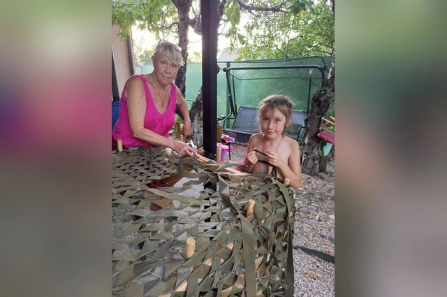 Бабушка Ира и ее помощница Николь.