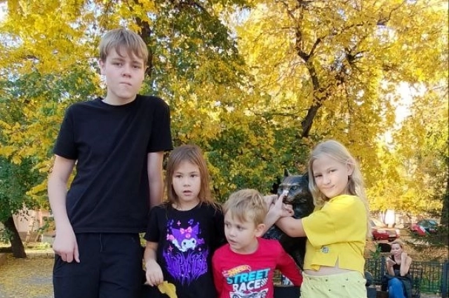 Виктор (слева) сразу перестал ревновать младшего брата Рамиля, когда понял, как оба они похожи друг на друга и на маму.