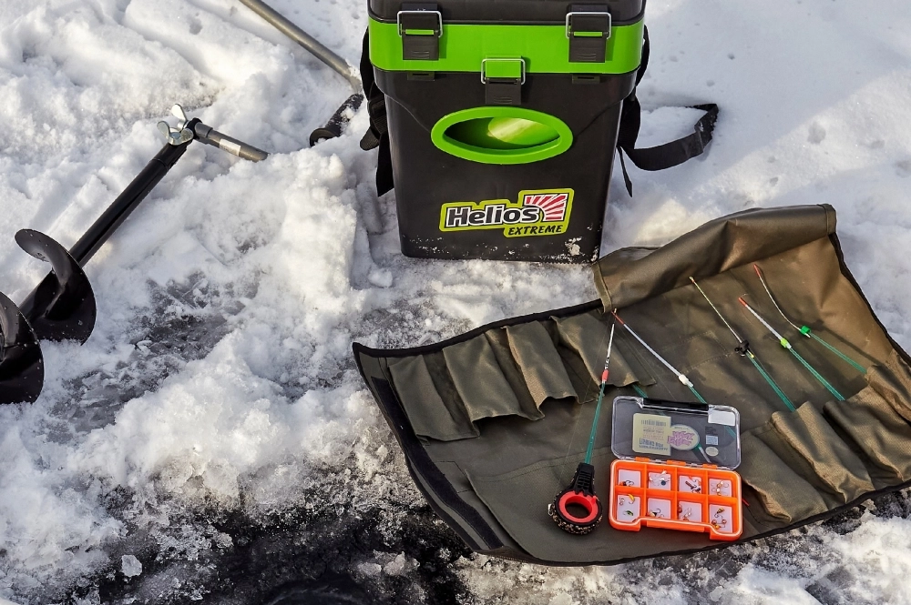 Что нужно взять с собой на подлёдную рыбалку в первую очередь? Само собой, нужны удочки и снасти — причём, они кардинально отличаются от тех, что рыбаки используют летом.