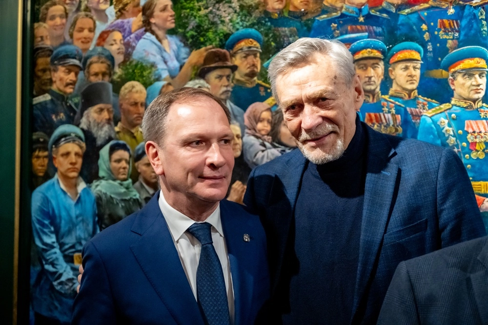 Александр Школьник и Александр Михайлов на выставке «Золотые звёзды».