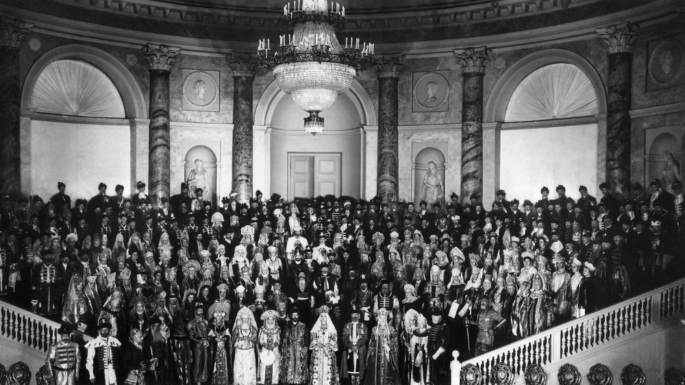 Участники бала. Всего было приглашено 400 гостей.