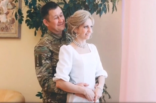 Елена вышла замуж за участника СВО и сегодня ждёт его возвращения домой.