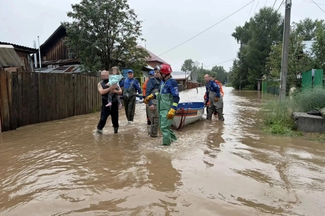 Эвакуация жителей из затопленных домов в Глазове.
