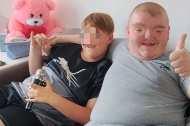 С лучшим другом.