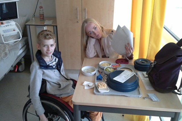 Никита с мамой в больнице перед очередной операцией