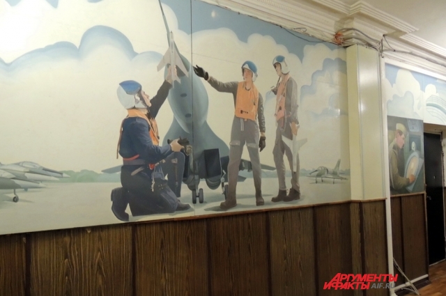 Стены училища украшены рисунками самолётов и лётчиков.