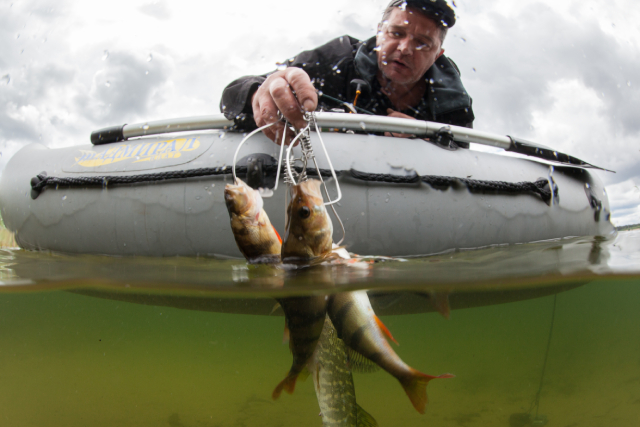Рыбак ловит рыбу на Константиновском карьере в Тверской области.