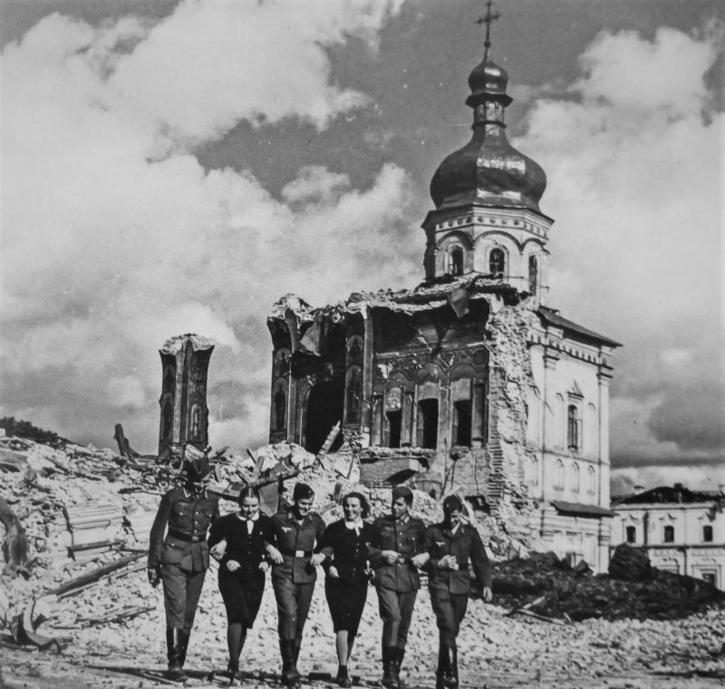 Немцы у взорванного Успенского собора Киево-Печерской лавры, 1942 г.