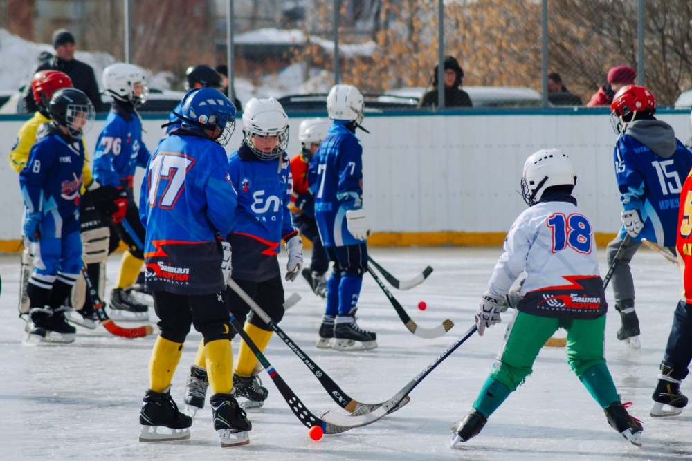 Дети играют теми же клюшками, что и профессионалы, а их игровая форма практически полностью повторяет ту, в которой выходят на лед хоккеисты «Байкал-Энергии».