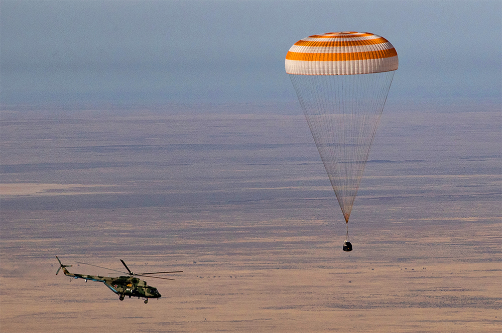 Спускаемый аппарат транспортного пилотируемого корабля «Союз МС-18» во время посадки в степи юго-восточнее города Жезказган. На «Союзе МС-18» на Землю вернулись космонавт Роскосмоса Олег Новицкий и члены съемочной группы фильма «Вызов» актриса Юлия Пересильд, режиссер Клим Шипенко.