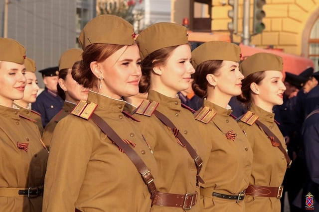 Торжественным маршем пройдет женский взвод регулировщиц в форме военных лет.