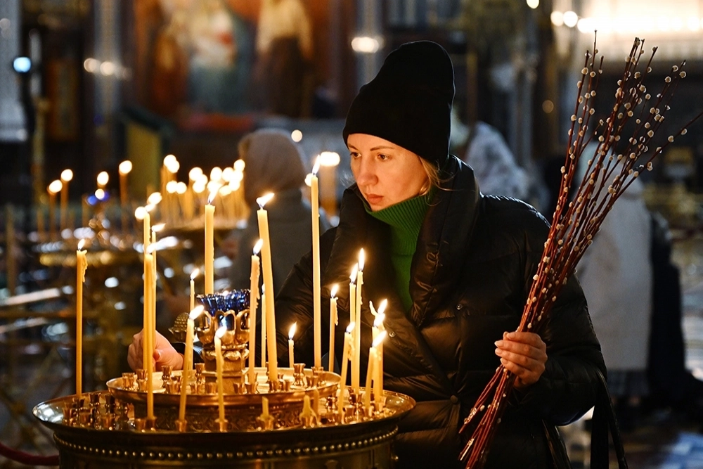 Девушка в храме Христа Спасителя в Москве в Вербное воскресенье (Вход Господень в Иерусалим — христианский праздник, отмечается в воскресенье, предшествующее Пасхе).