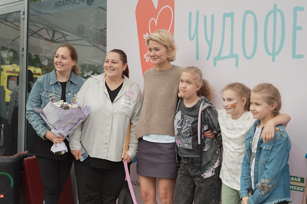 Надежда Михалкова (в центре) с подопечными фонда.