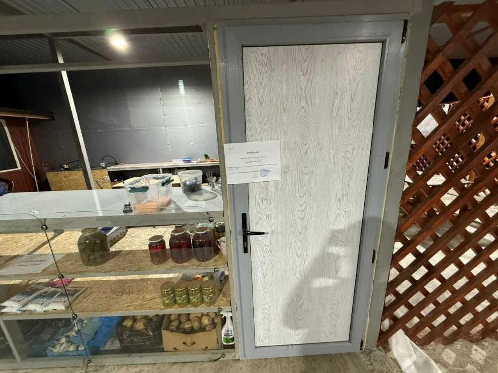 Пищеблоки комиссия опечатала.