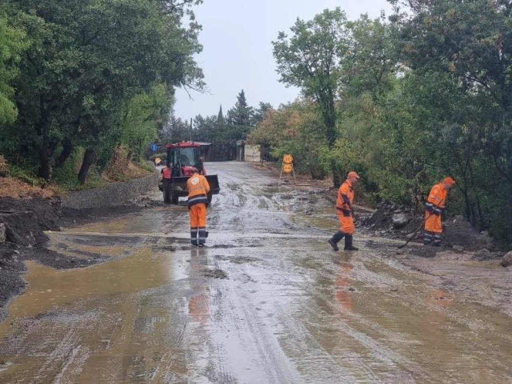 Специалисты расчистили дорогу под Алуштой.