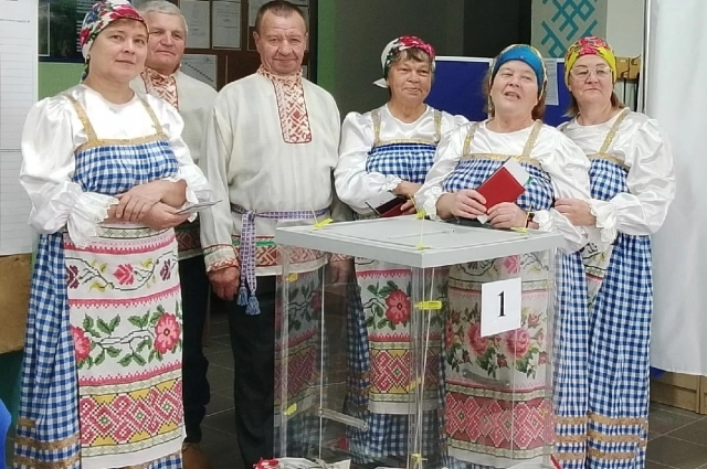 На выборы приходили целые творческие коллективы. 