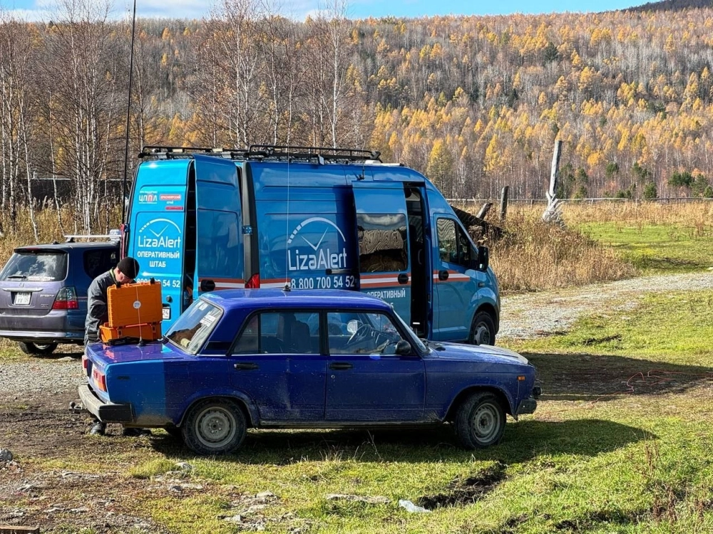 Поисковые операции ведутся силами 50 сотрудников полиции, спасателей, волонтеров и местных жителей.