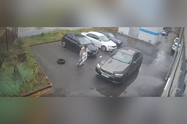 Истекающая кровью женщина вызывает скорую помощь.