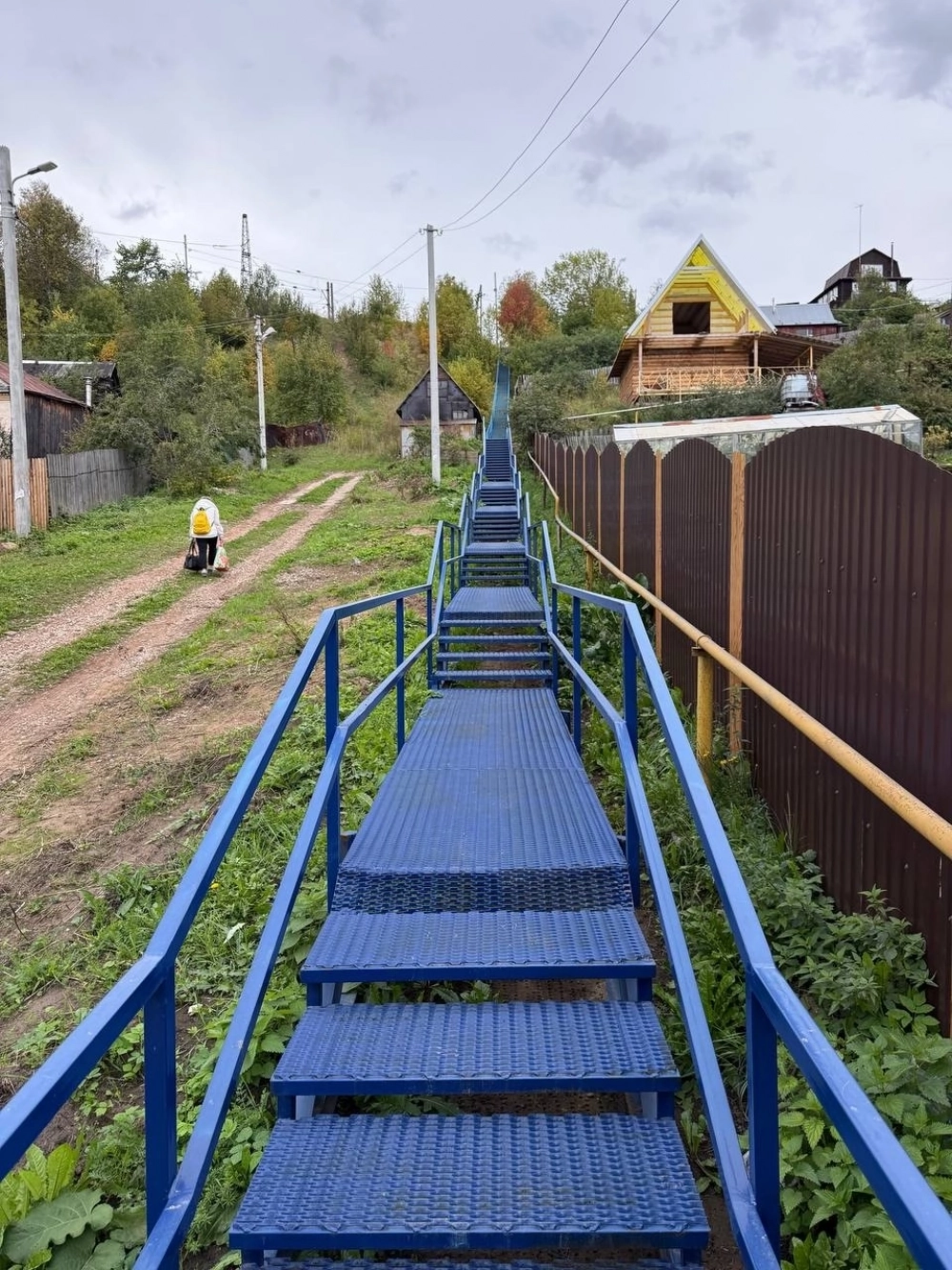 На ул. Сургутской теперь можно, не боясь за своё здоровье, под- няться и спуститься по лестничному маршу, который тянется вдоль улицы