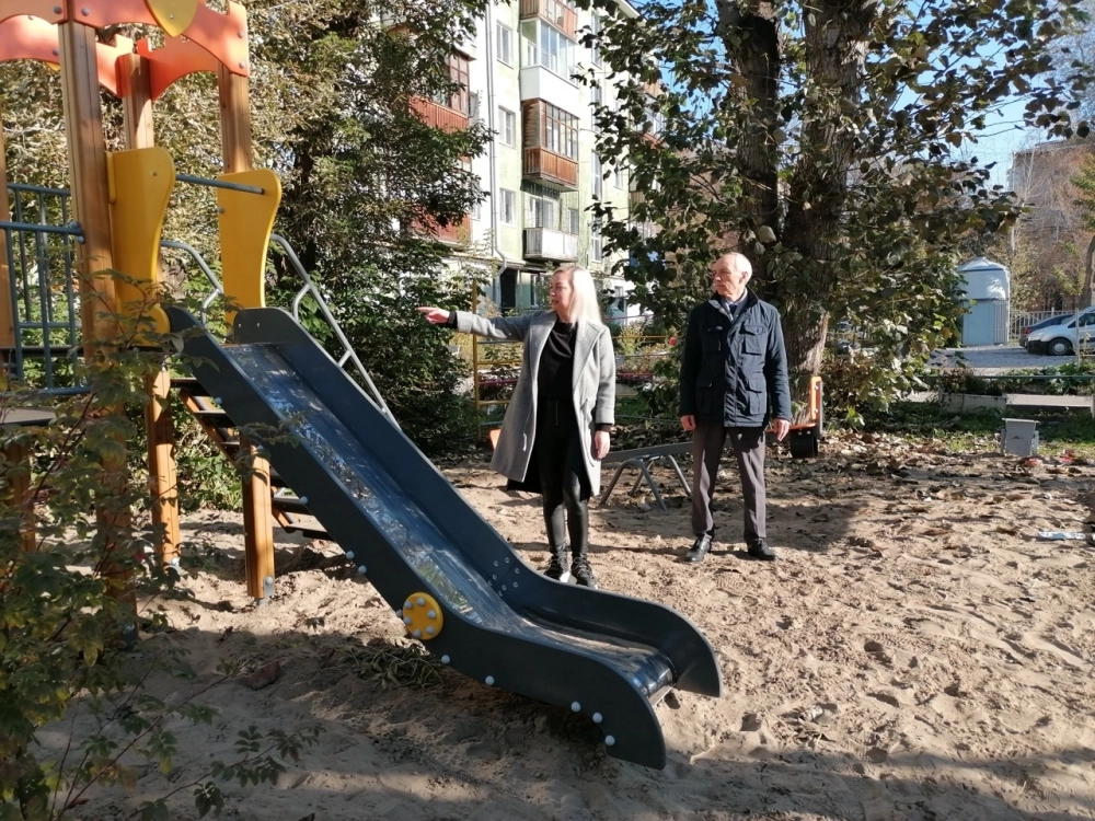 Во дворах устанавливают горки, качели, песочницы