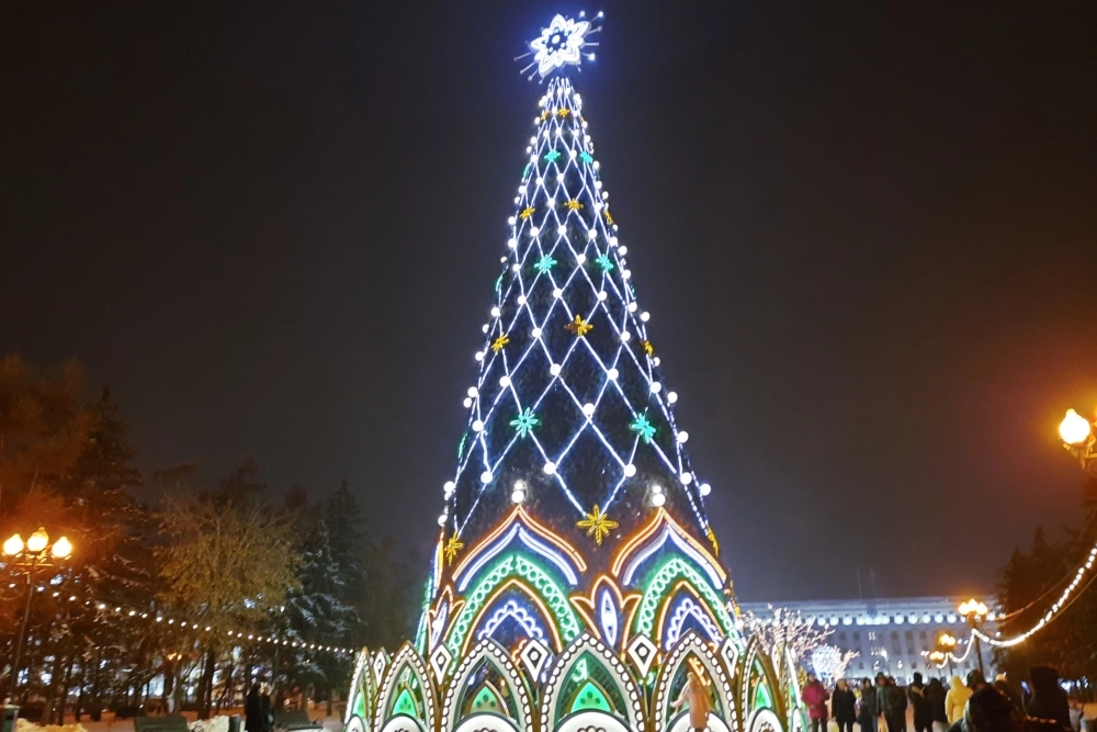 Главная ёлка города находится в сквере Кирова.