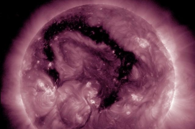 Влияние корональных дыр становится причиной магнитных бурь.