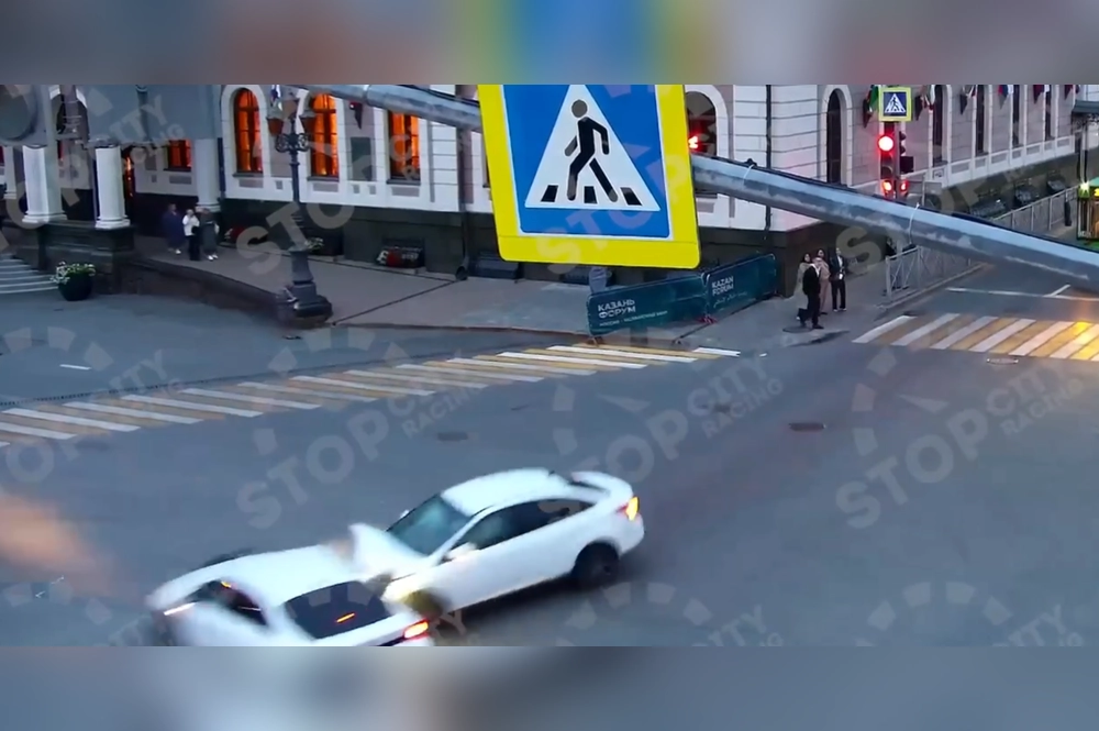 Машины влетели друг в друга на большой скорости.